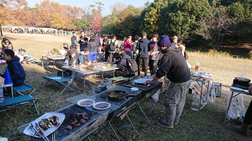 紅葉の 服部緑地公園マラソン大会後のbbq 手ぶらでバーベキューなら十三まるたけbbqへ1 380円 場所取り 片付け